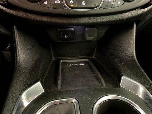 Used 2023 Chevrolet Traverse LT FWD image 16