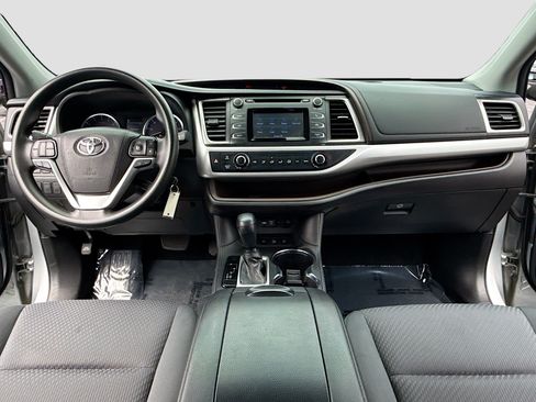 Used 2019 Toyota Highlander LE AWD/4WD image 3