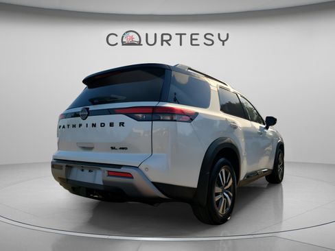 Certified 2024 Nissan Pathfinder SL image 5