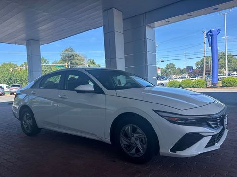 Used 2024 Hyundai Elantra SE FWD image 2