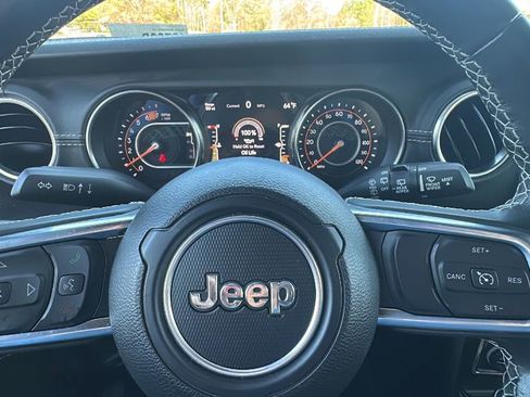 Used 2022 Jeep Wrangler Unlimited Sahara image 32