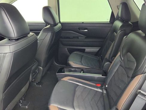 Used 2025 Nissan Pathfinder Platinum AWD/4WD image 22