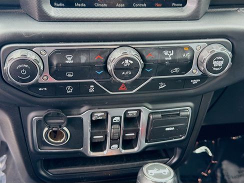 Used 2019 Jeep Wrangler Unlimited Sahara AWD/4WD image 15