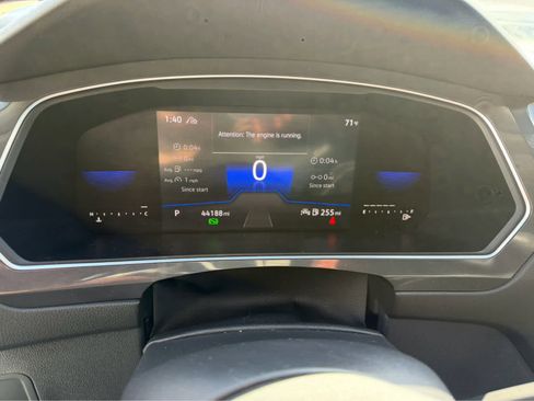 Used 2023 Volkswagen Tiguan SE w/ Panoramic Sunroof Package image 4