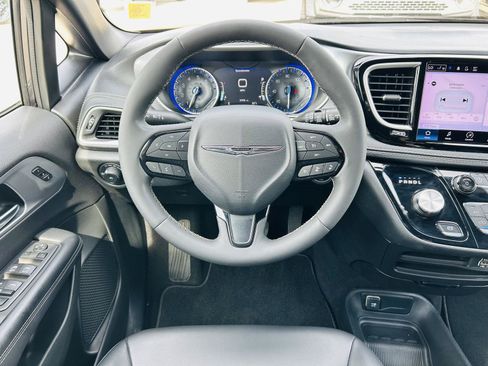 Used 2023 Chrysler Pacifica Touring-L w/ S Appearance Package FWD image 15