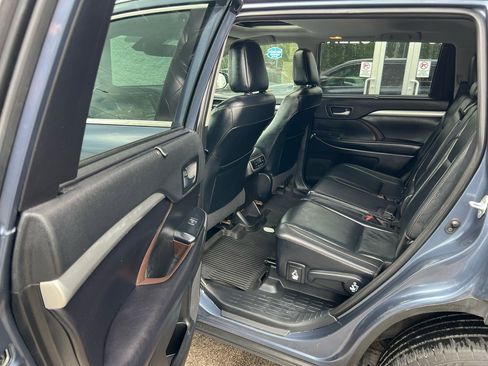 Used 2019 Toyota Highlander XLE AWD/4WD image 15
