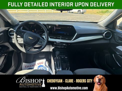Used 2025 Chevrolet Trax LT FWD image 3