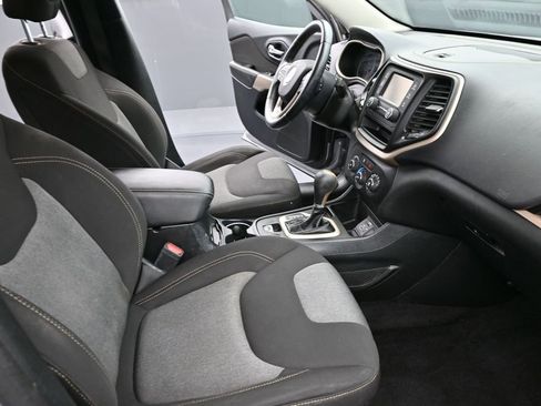 Used 2018 Jeep Cherokee Latitude w/ Altitude Package FWD image 26