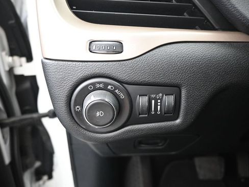 Used 2017 Jeep Cherokee Latitude FWD image 18