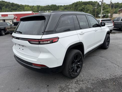 Used 2024 Jeep Grand Cherokee Laredo X AWD/4WD image 4