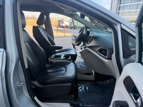 Used 2024 Chrysler Pacifica Touring-L image 17