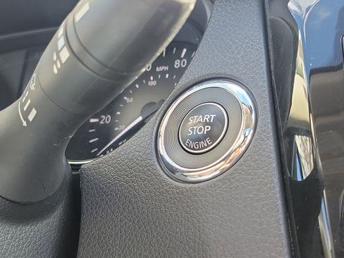 Used 2018 Nissan Rogue SL w/ Premium Package image 32