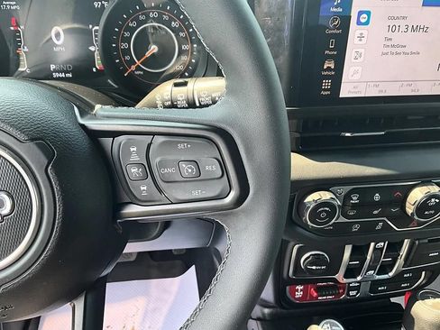 Used 2025 Jeep Wrangler Unlimited Rubicon w/ Convenience Group AWD/4WD image 30