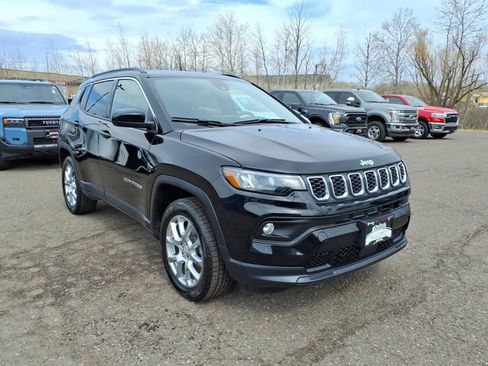 Used 2024 Jeep Compass Latitude AWD/4WD image 7