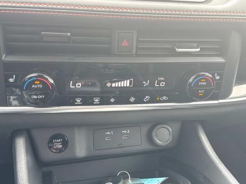 Used 2025 Nissan Rogue SV AWD/4WD image 30