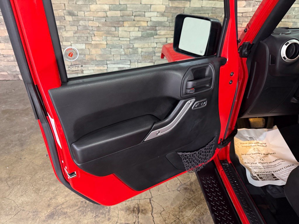 Used 2018 Jeep Wrangler Unlimited Sahara w/ Connectivity Group AWD/4WD image 11