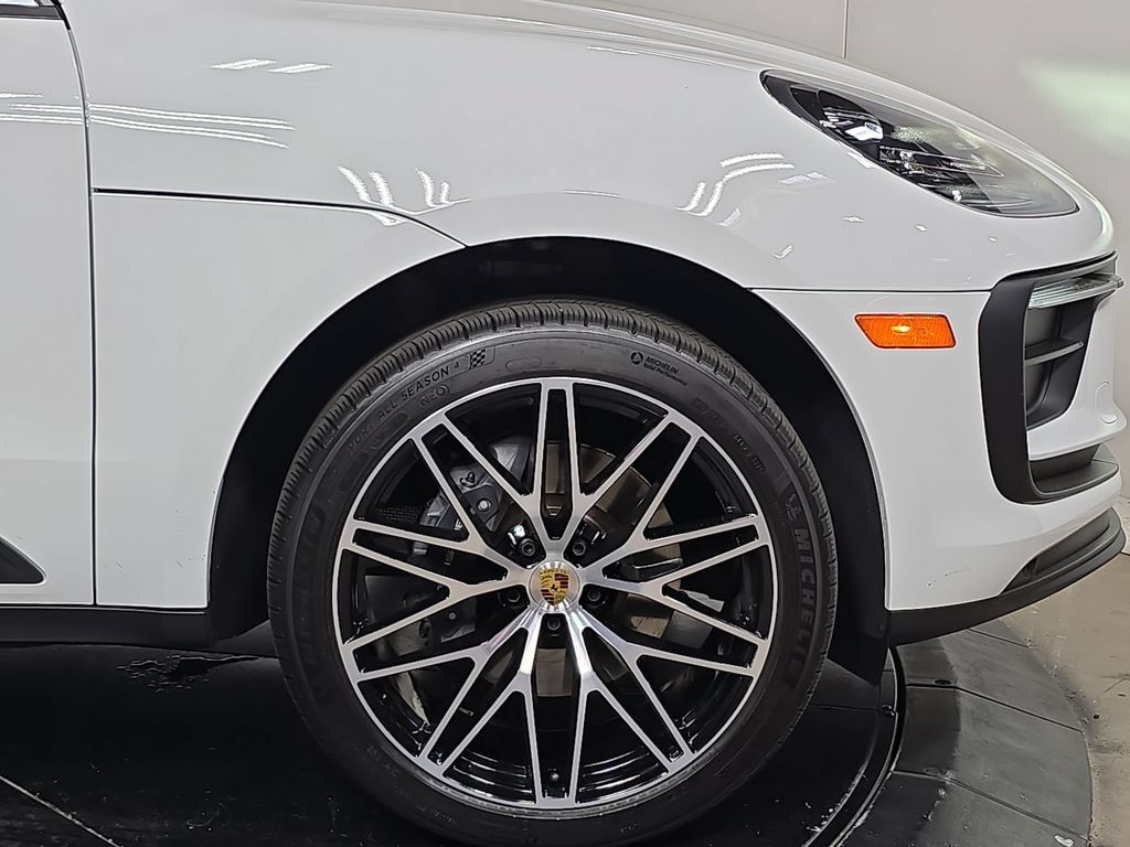 Certified 2026 Porsche Macan AWD/4WD image 11