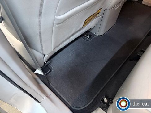 Used 2013 Toyota Highlander SE image 19