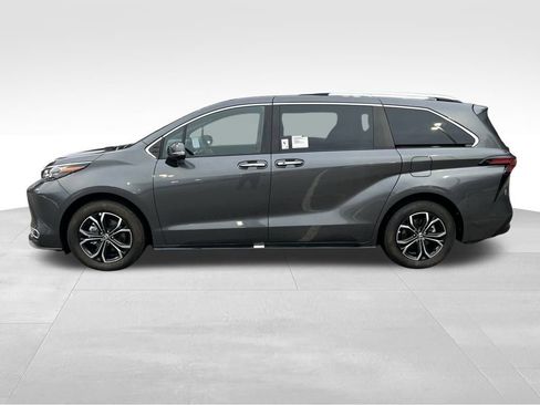 Used 2025 Toyota Sienna Platinum image 2
