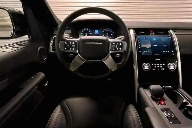 Certified 2025 Land Rover Discovery Dynamic SE AWD/4WD image 4