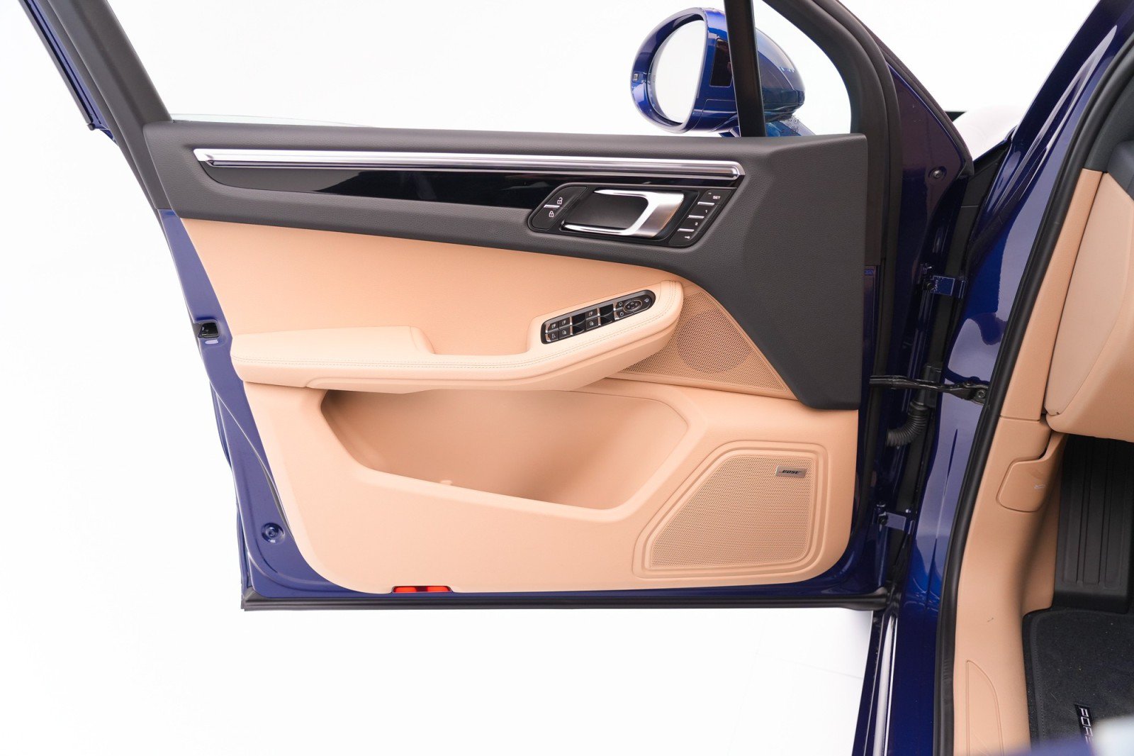 Certified 2024 Porsche Macan AWD/4WD image 18