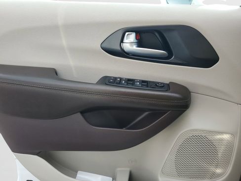 Used 2021 Chrysler Pacifica Touring FWD image 19