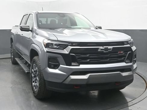 Used 2025 Chevrolet Colorado Z71 w/ Technology Package AWD/4WD image 8