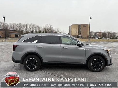 Certified 2025 Kia Sorento S w/ Panoramic Sunroof Package image 6