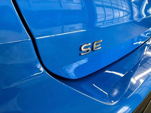 Used 2023 Volkswagen Taos SE w/ Panoramic Sunroof Package image 11