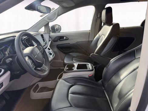 Used 2023 Chrysler Pacifica Touring-L image 9