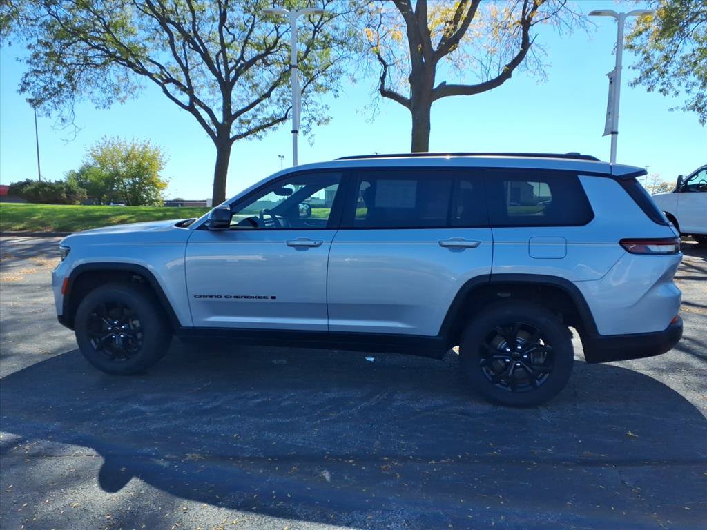 Used 2024 Jeep Grand Cherokee L Laredo AWD/4WD image 4
