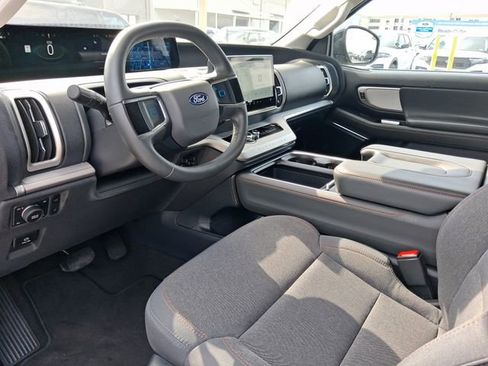 Used 2025 Ford Expedition Active image 11