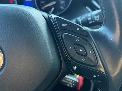 Used 2018 Toyota C-HR XLE image 17