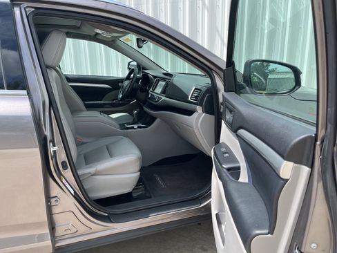 Used 2015 Toyota Highlander XLE FWD image 16
