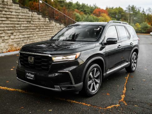 Used 2025 Honda Pilot Touring image 11