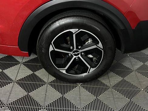 Used 2023 Kia Niro EX image 13