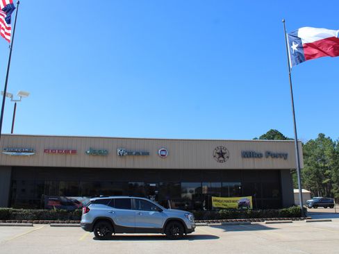 Used 2023 GMC Terrain SLE w/ Driver Convenience Package image 5