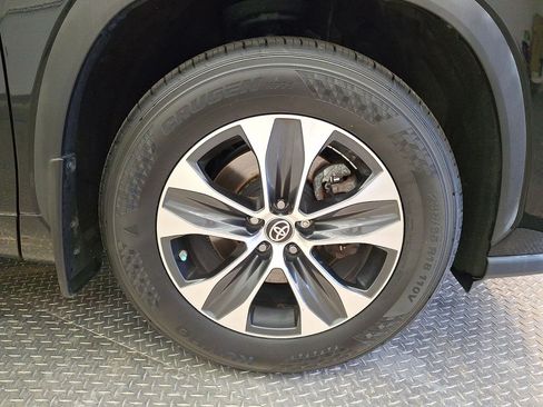 Used 2023 Toyota Highlander XLE AWD/4WD image 30