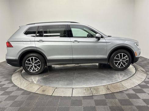 Used 2021 Volkswagen Tiguan SE w/ Panoramic Sunroof Package image 17