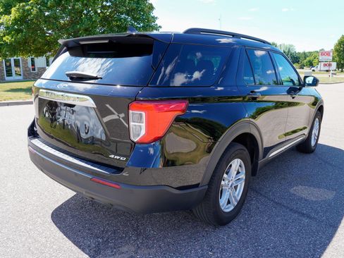 Used 2024 Ford Explorer XLT AWD/4WD image 3