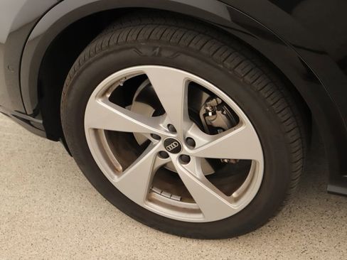 Certified 2025 Audi Q5 Prestige w/ 20" Wheel Package AWD/4WD image 38