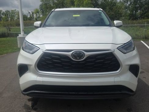 Used 2021 Toyota Highlander L FWD image 3