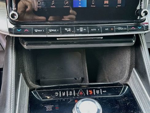 Used 2023 Jeep Wagoneer L Series II AWD/4WD image 17
