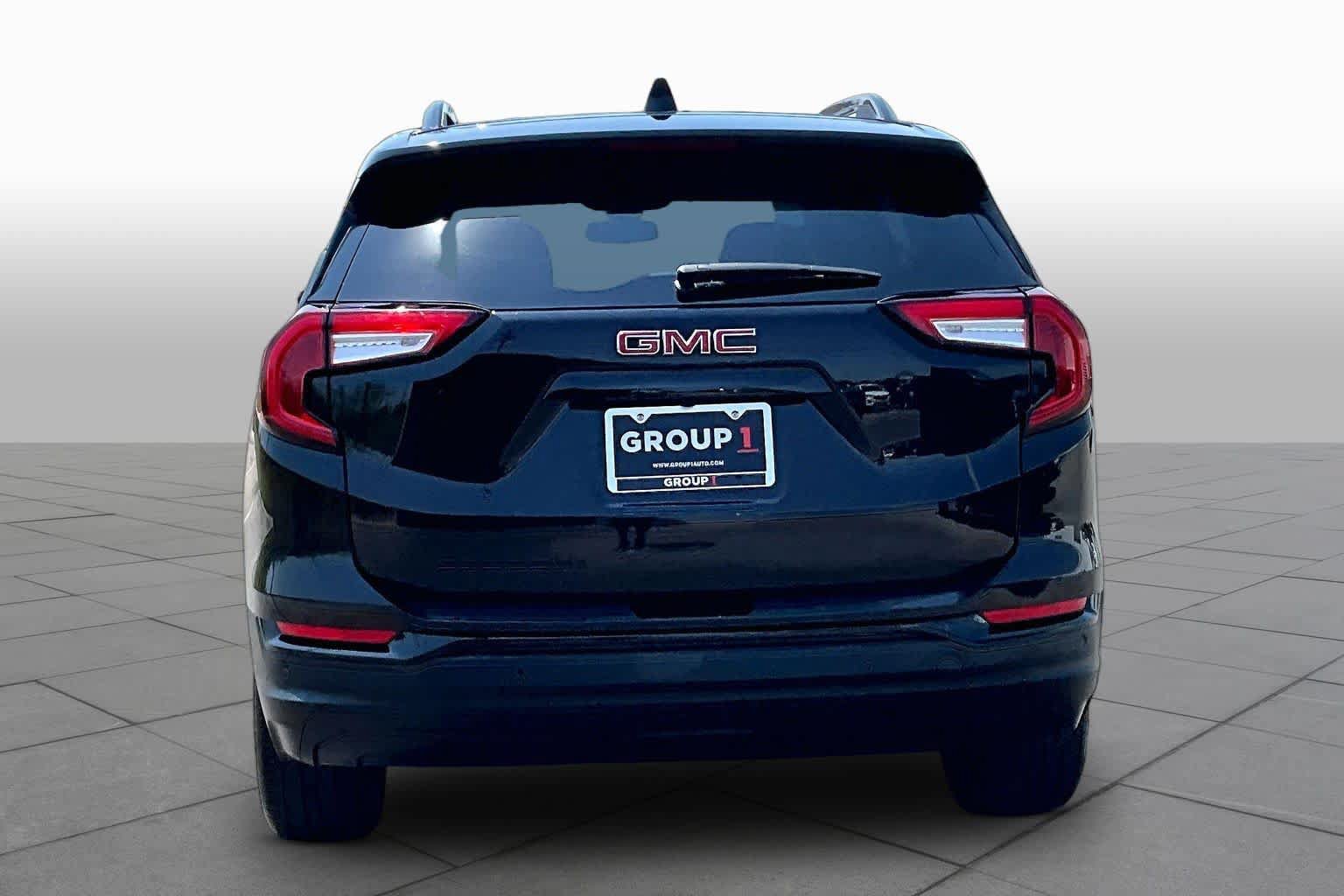 Used 2024 GMC Terrain SLE w/ Driver Convenience Package FWD image 5