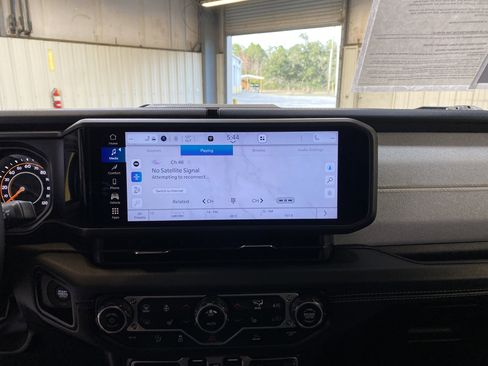 Used 2025 Jeep Wrangler Sahara image 37