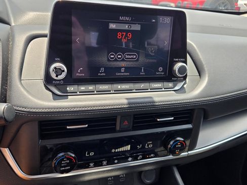 Used 2025 Nissan Rogue SV FWD image 19