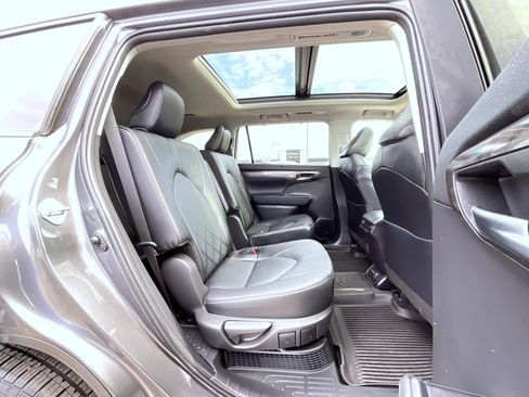 Used 2024 Toyota Highlander Platinum AWD/4WD image 18