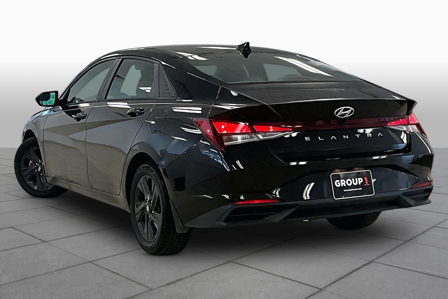 Used 2022 Hyundai Elantra SEL w/ Convenience Package FWD image 9