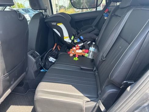 Used 2023 Volkswagen Tiguan SE w/ Panoramic Sunroof Package image 5