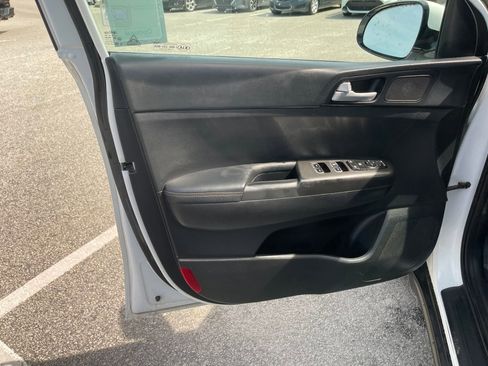 Used 2020 Kia Sportage LX w/ LX Popular Package image 11